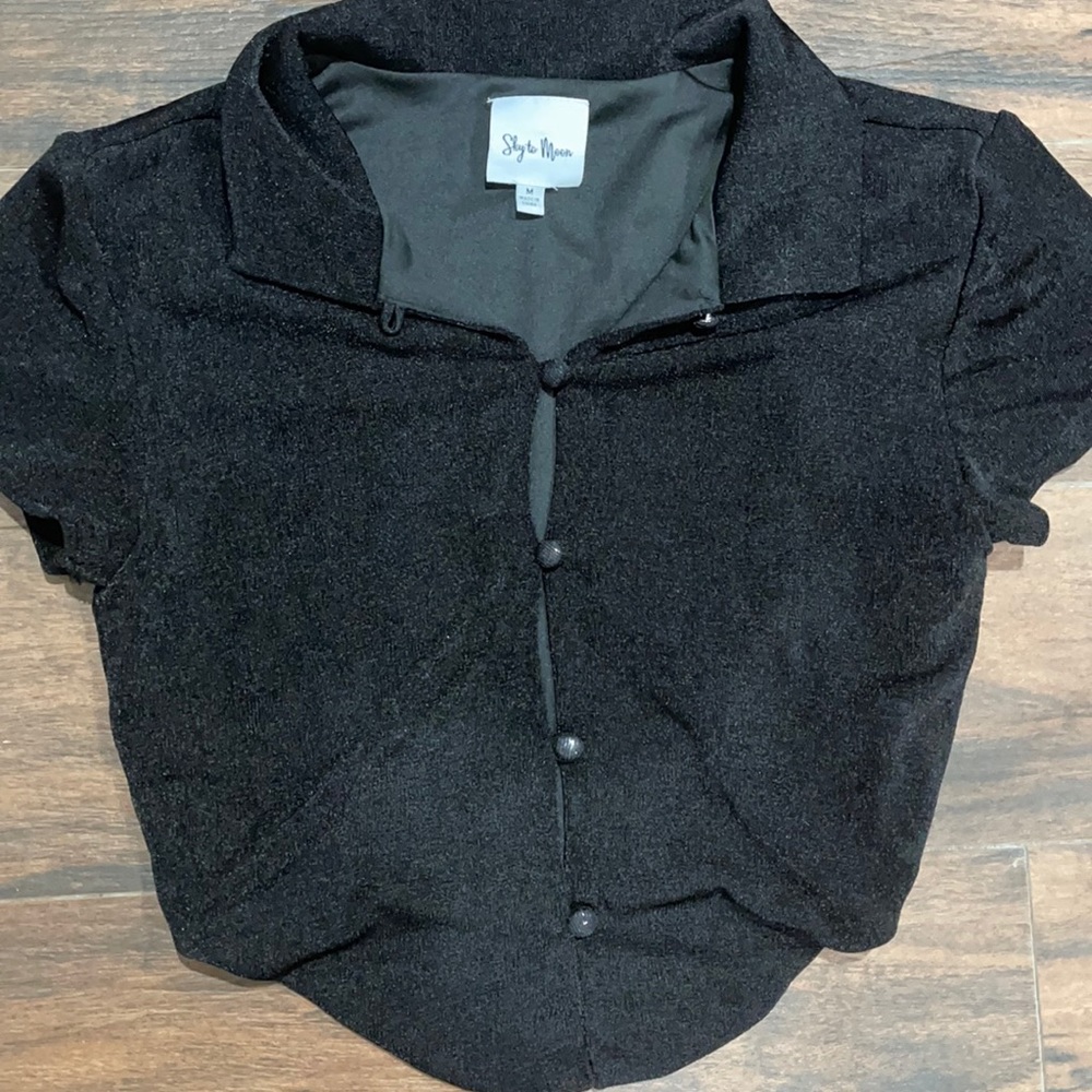Short sleeve collared button down crop top. Size medium. Black